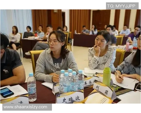 足球队员的成长之路：从青训营到职业赛场的奋斗与荣耀